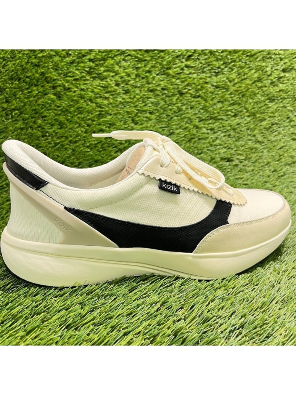 Kizik Paris Womens Size 10.5 Cream Black Athletic Hands Free Shoes Sneakers